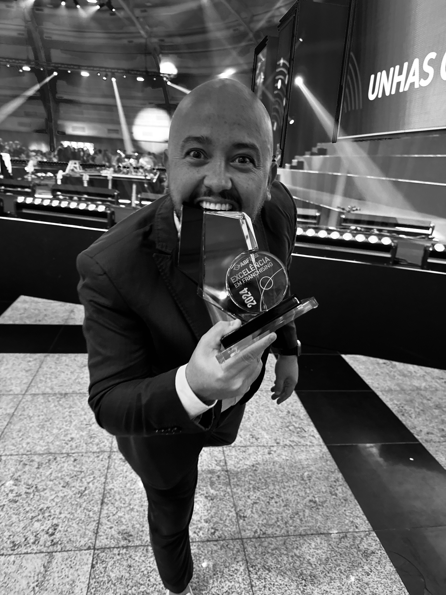 Clayton Vitor recebendo prêmio no palco da ABF
