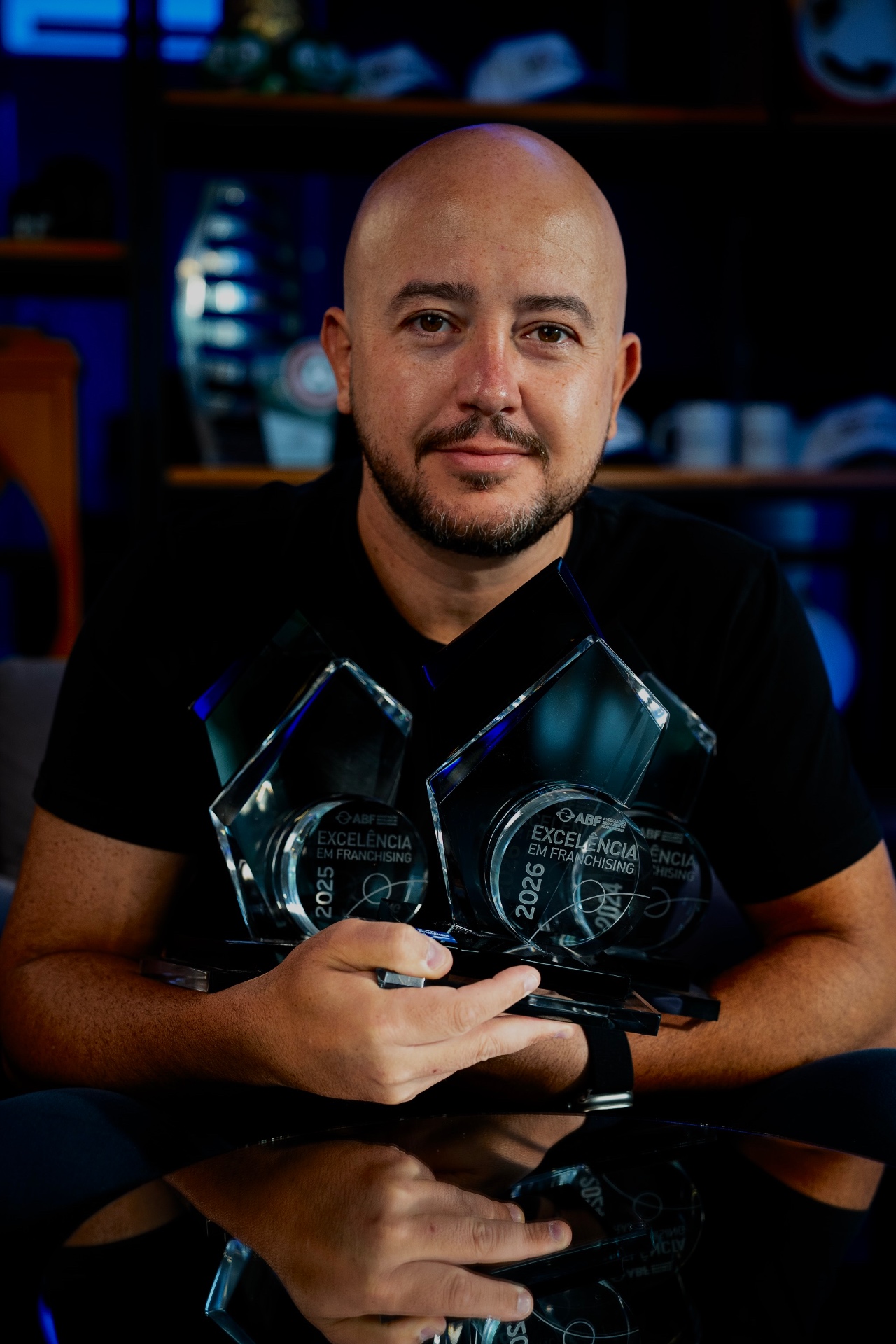 Clayton Vitor com troféus ABF Excelência em Franchising 2024, 2025 e 2026